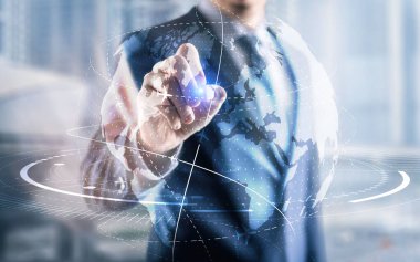 Üç boyutlu bir küredeki bir adam bir uçuş diyagramı çizer. Dünya çapında ağ ve veri alışverişi.