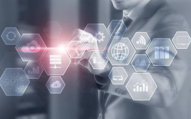 Hologram ekranında çift Pozlama Diyagramları ve simgeleri. İş adamları ve veri merkezi arka planı.