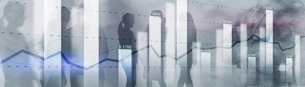 Diagrama sobre o fundo das silhuetas e da cidade. Gráfico gráfico de vara de vela comercial. Tendência do gráfico. — Fotografia de Stock