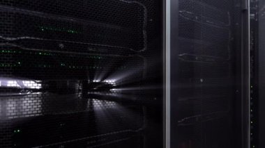 Sunucu odasında ışınlar. Hareket eden kamera. Modern web ağı.