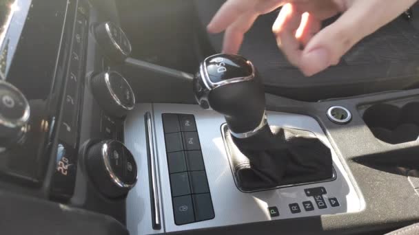 Man schakelen, Close-up van de hand op automatische moderne versnelling dsg7 — Stockvideo