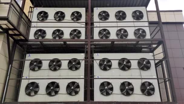 RÚSSIA, Lobnya, Moscowskay obl. - 17 de maio de 2020: Industrial grandes ventiladores de ar condicionado em funcionamento. 24 aparelhos de ar condicionado. Editorial — Vídeo de Stock