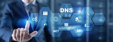 Sanal ekrana dokunan DNS konsept işadamı.