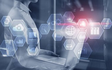 Hologram ekranında çift Pozlama Diyagramları ve simgeleri. İş adamları ve veri merkezi arka planı.