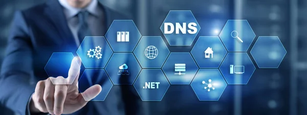 Concepto DNS hombre de negocios tocando en la pantalla virtual. — Foto de Stock