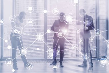 Çifte ilgi karışık medya. Hologram ekranında diyagram yapısı. Arka planda iş adamları ve modern şehir.