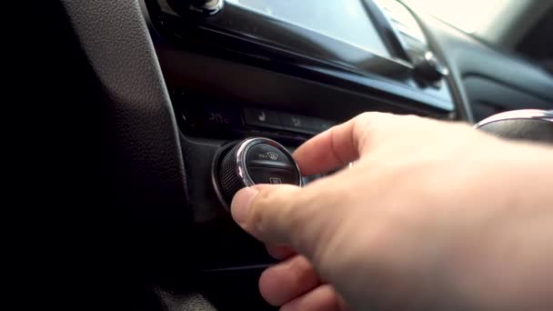 Fecha. Vista inferior. Controle de temperatura de ajuste manual do motorista no sistema de ar condicionado do carro. — Vídeo de Stock