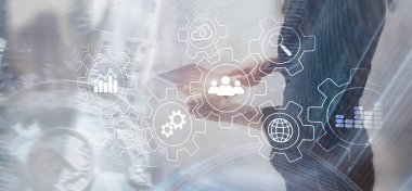 İş otomasyonu. Ağ bağlantısında vites simgesi.