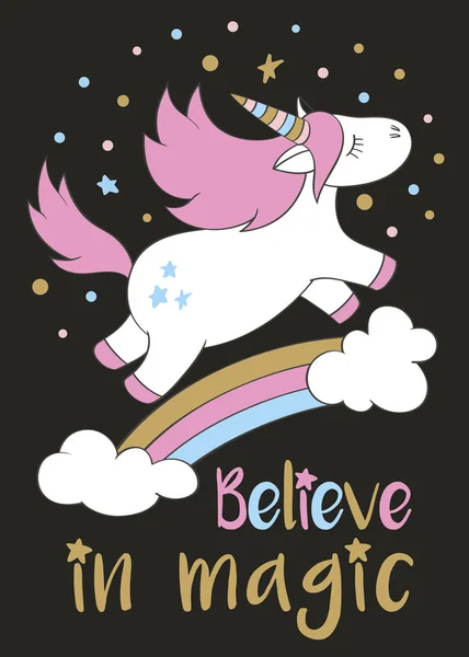 Magische schattig unicorn in cartoon stijl met hand belettering Believe in magic. Doodle unicorn vliegen boven een regenboog en wolken vectorillustratie voor kaarten, posters, kids t-shirt afdrukken, textielontwerp. — Stockvector