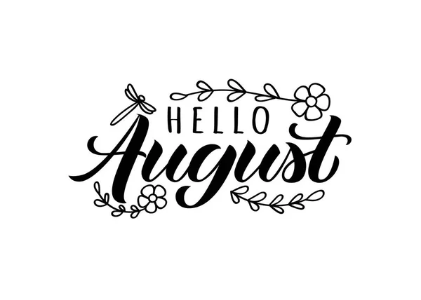 Hallo august handgezeichnete Beschriftungskarte mit Kritzelblättern, Blumen und Libelle. inspirierendes Sommerzitat. Motivationsdruck für Einladungs- oder Grußkarten, Broschüren, Poster, T-Shirts, Tassen. — Stockvektor