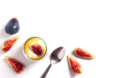 Kopya için alan ile yoğurt bal ve parlak beyaz yüzeyi düz taze kesilmiş incir ile göklere