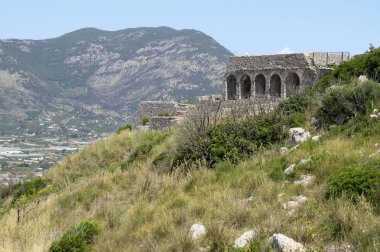 Smaler taş bina üzerinde Monte Giove Terracina, İtalya