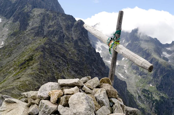 Ahşap çapraz Velka Svistovka Tatra Mountains, Slovakya için dağın zirvesinde.