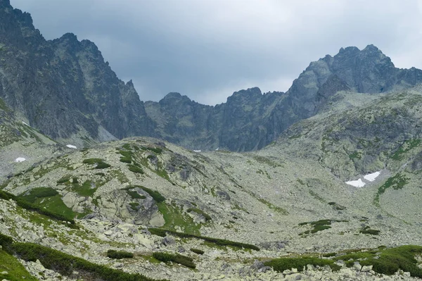 Tatra Bergtoppen Donkere Wolken Buurt Van Lake Batizovske Pleso Slowakije — Stockfoto