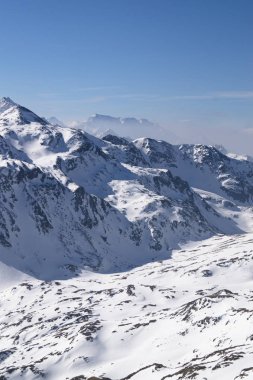 Bormio İtalya üstten alp dağ zirveleri görüntülemek