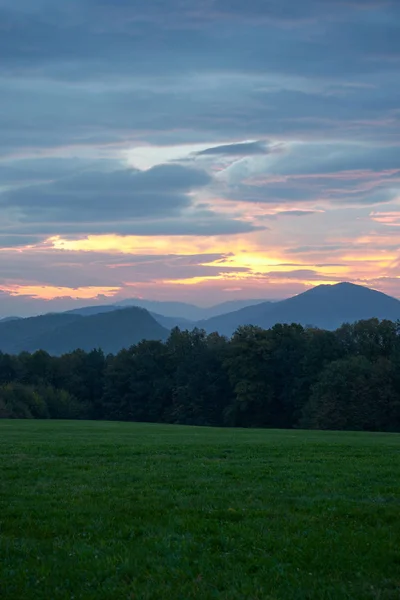 Bewolkt Zonsopgang Groene Weide Donkere Bos Beskydy Gebergte Verte — Stockfoto