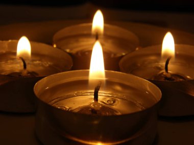 Advent candels karanlık, yakın dört küçük ışıklı