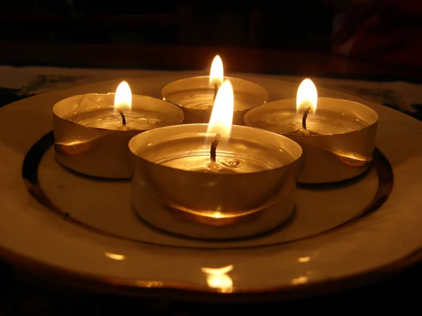 Cuatro Pequeños Candeles Adviento Iluminados Oscuridad —  Fotos de Stock