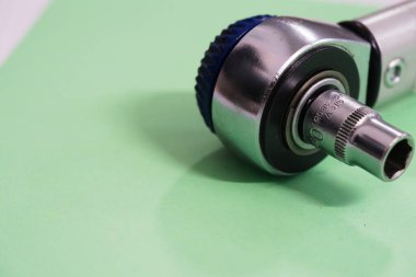 Yeşil arka planda tork anahtarı. Makro fotoğrafçılık