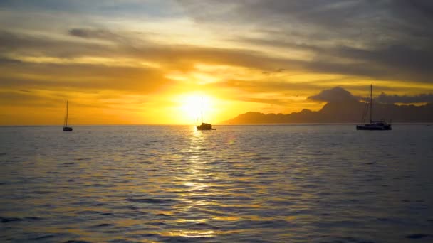 金色波利尼西亚日落景观礁和游艇在热带岛屿天堂莫雷阿岛从大溪地南太平洋 — 图库视频影像