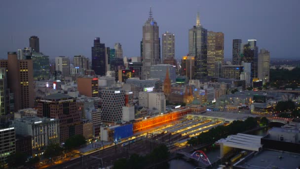 Melbourne Australia Marzo 2018 Melbourne City Skyline Notte Treno Passeggeri — Video Stock