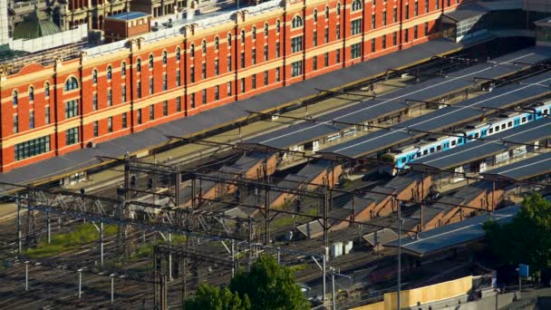 旅客列车在站台等候墨尔本城市商务通勤者和访客德街火车站澳大利亚 — 图库视频影像