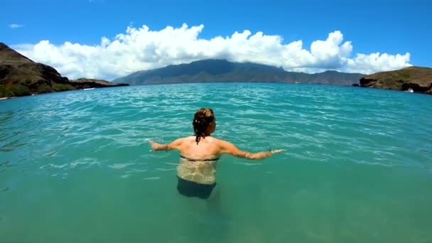 Vista Una Joven Mujer Disfrutando Soledad Una Playa Desierta Isla — Vídeo de stock