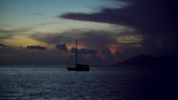 Vista Anoitecer Iate Pôr Sol Tropical Ilha Polinésia Paraíso Moorea — Vídeo de Stock