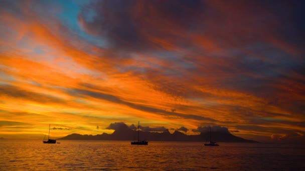 Tropischen Polynesischen Goldenen Sonnenuntergang Himmel Blick Auf Riff Und Yachten — Stockvideo