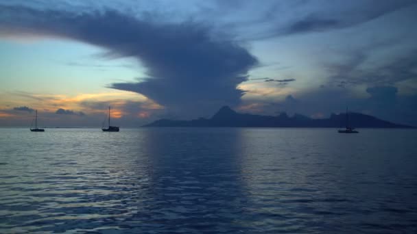 熱帯の島ラグーン南太平洋のヨットのポリネシアの楽園タヒチからモーレア島の夕景 — ストック動画