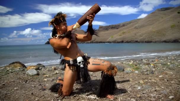ローカルのネイティブ男性実行中にヌク ヒバオア マルケサス諸島南太平洋の伝統的な服を着てビーチでポリネシア ホーン楽器の演奏 — ストック動画