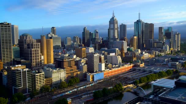 メルボルン オーストラリア 2018 メルボルン Cbd スカイライン商業高層ビル フリンダース ストリート駅の鉄道ターミナル ビクトリア オーストラリアを通る旅客列車 — ストック動画