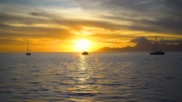 法国玻利尼西亚的金色日落景观礁和游艇在热带岛屿天堂莫雷阿岛从大溪地南太平洋 — 图库视频影像