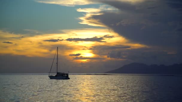 Moorea Sunset View Tahiti Polynesian Paradise Yacht Tropical Island Lagoon — Stock Video