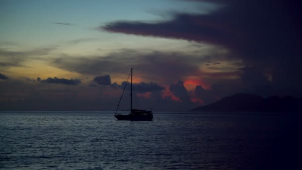 日没の熱帯の島の楽園タヒチ南太平洋からモーレア島でヨットのポリネシアの夕暮れ海景ビュー — ストック動画