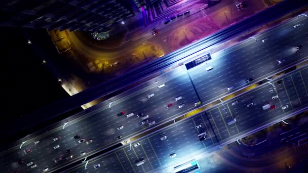 空中照明夜景城市公路通勤车辆交通地铁轨道商业区现代车辆运输系统阿联酋中东迪拜 — 图库视频影像