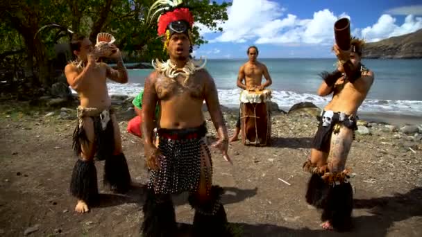 Zobacz Marquesan Macierzystego Polynesian Tancerzy Plaży Tradycyjne Stroje Grając Instrumentów — Wideo stockowe