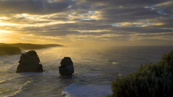 十二使徒海洋国家公园澳大利亚海洋波浪和风景海岸线的云彩形成和早晨日出 — 图库视频影像