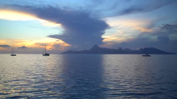 日没の熱帯の島の楽園タヒチ南太平洋からモーレア島に停泊しているヨットのフランス ポリネシア ビュー — ストック動画