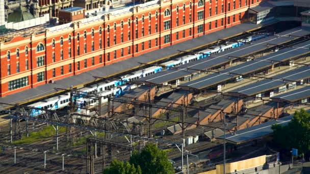 Trenes Pasajeros Esperando Llegar Salir Las Plataformas Estación Flinders Street — Vídeo de stock