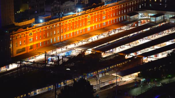 Lamporna Flinders Street Järnvägsstation Skymningen Med Pendlare Lämnar Melbourne City — Stockvideo