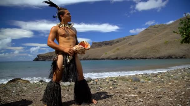 Vista Del Macho Nativo Marquesan Actuando Playa Con Ropa Tradicional — Vídeo de stock