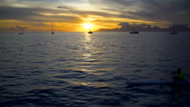 Vue Canot Coque Unique Tahitien Polynésien Piloté Par Mâle Coucher — Video