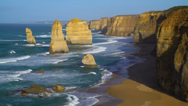 沙滩上的海浪与近海的岩石堆和石灰石悬崖十二使徒海洋国家公园澳大利亚 — 图库视频影像