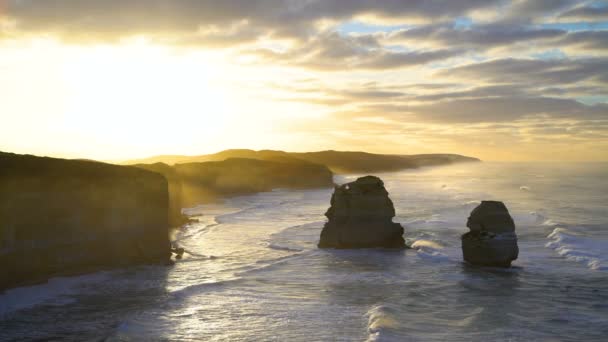日出在风景海岸线石灰石峭壁和海浪在岩石堆附近十二使徒海洋国家公园澳大利亚 — 图库视频影像