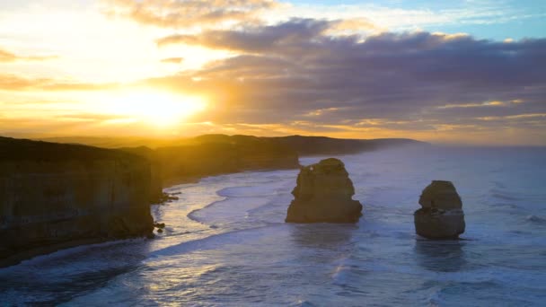 Sunrise Langs Schipbreuk Coast Met Kalkrotsen Offshore Rock Stacks Twaalf — Stockvideo