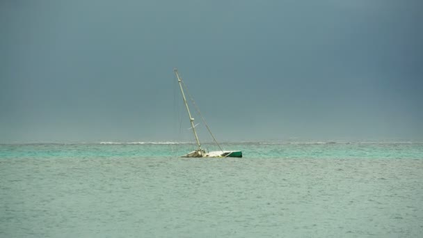 Tahitian Båt Vraket Efter Orkanen Liggande Hälften Nedsänkt Tropiska Rev — Stockvideo