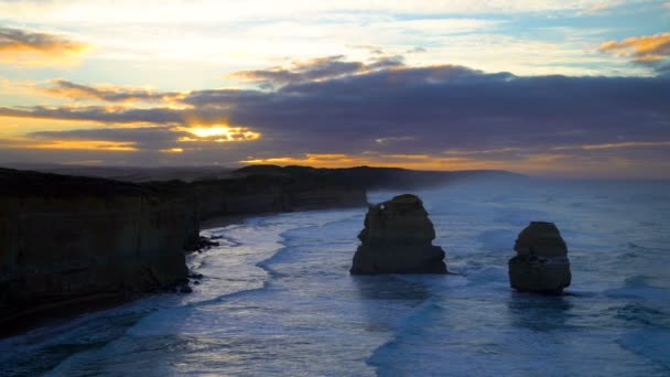 朝の日の出を見る 使徒海洋国立公園の海岸線の石灰岩の崖と岩スタック オーストラリア ビクトリア州 — ストック動画