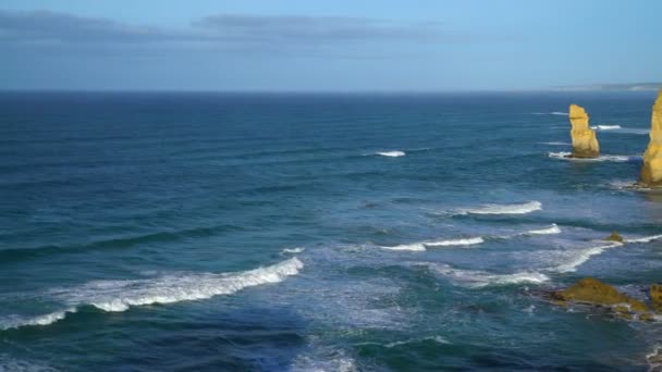 海景景观传入海洋波沉船海岸阳光明媚海岸线与石灰石峭壁和岩石形成维多利亚澳大利亚 — 图库视频影像