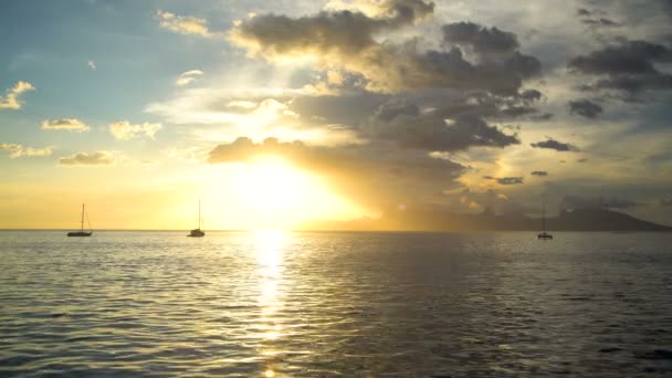 Золотой Небес Вид Рифы Яхты Полинезийском Закате Солнечной Вспышки Южной — стоковое видео